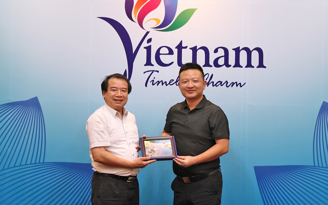 Phó Tổng cục trưởng Tổng cục Du lịch Hà Văn Siêu tặng quà lưu niệm ông Vạn Văn Tinh